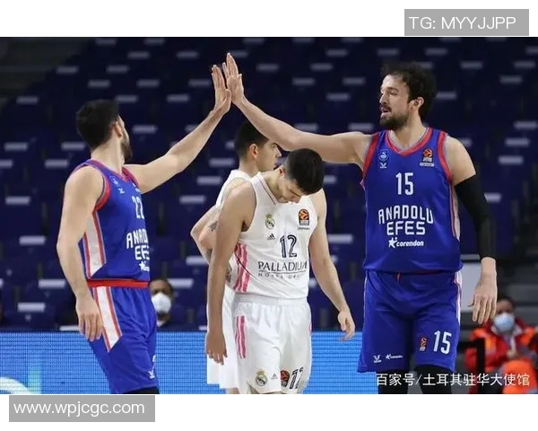 费内巴切与阿纳多卢的巅峰对决揭示篮球战术与团队精神的较量 费内巴切与阿纳多卢的巅峰对决揭示篮球战术与团队精神的较量